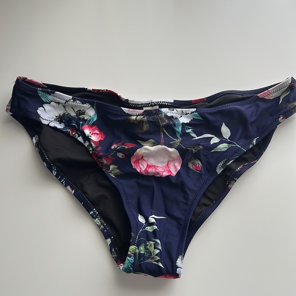 Bikini - Picture 3 of 6